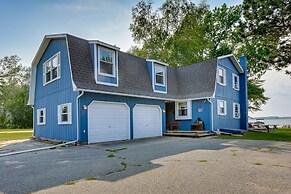 Saint Helen Lake House w/ Private Beach & Fire Pit