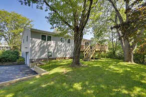 Kiamesha Lake Home w/ Deck: 4 Mi to Resorts World!