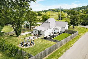 Shelbyville Farmhouse w/ Hot Tub, Fire Pit & Grill