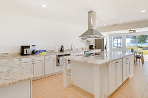 Sun-dappled Waterfront Home on Potomac River!