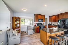 Quaint Olivet Cabin w/ Patio on Duck Lake!