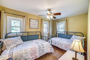 Quaint Olivet Cabin w/ Patio on Duck Lake!