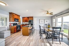 Quaint Olivet Cabin w/ Patio on Duck Lake!