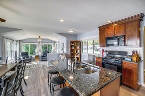 Quaint Olivet Cabin w/ Patio on Duck Lake!