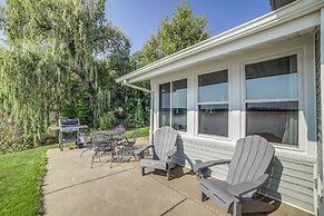 Quaint Olivet Cabin w/ Patio on Duck Lake!