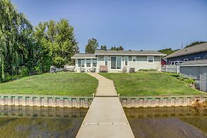 Quaint Olivet Cabin w/ Patio on Duck Lake!