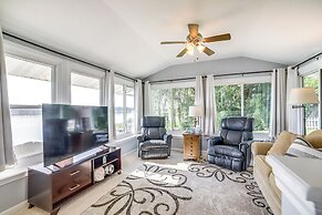 Quaint Olivet Cabin w/ Patio on Duck Lake!