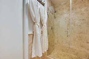 Luxury Atlanta Rental w/ Balcony: Near Buckhead!