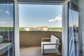 Luxury Atlanta Rental w/ Balcony: Near Buckhead!