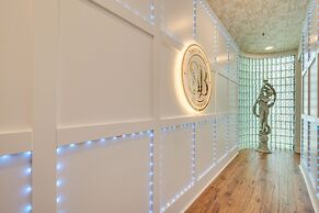 Luxury Atlanta Rental w/ Balcony: Near Buckhead!