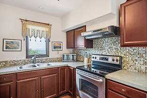 Pipe Creek Escape w/ Screened-in Porch & Hot Tub!