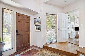 Pipe Creek Escape w/ Screened-in Porch & Hot Tub!