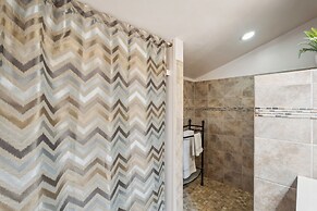 Pipe Creek Escape w/ Screened-in Porch & Hot Tub!