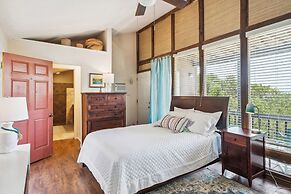 Pipe Creek Escape w/ Screened-in Porch & Hot Tub!