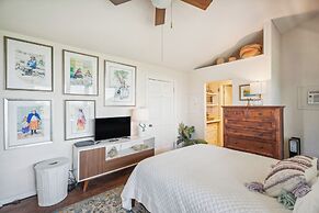 Pipe Creek Escape w/ Screened-in Porch & Hot Tub!