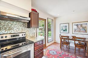 Pipe Creek Escape w/ Screened-in Porch & Hot Tub!