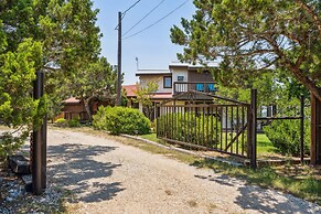 Pipe Creek Escape w/ Screened-in Porch & Hot Tub!