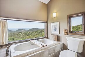 Pipe Creek Escape w/ Screened-in Porch & Hot Tub!