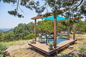 Pipe Creek Escape w/ Screened-in Porch & Hot Tub!