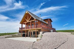 Peaceful Wyoming Cabin w/ Spacious Deck & Wet Bar!