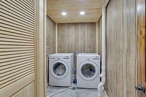 Peaceful Wyoming Cabin w/ Spacious Deck & Wet Bar!