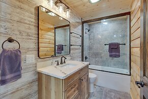 Peaceful Wyoming Cabin w/ Spacious Deck & Wet Bar!