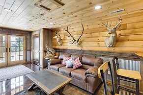 Peaceful Wyoming Cabin w/ Spacious Deck & Wet Bar!