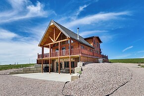 Peaceful Wyoming Cabin w/ Spacious Deck & Wet Bar!