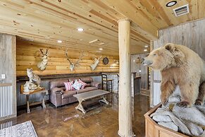 Peaceful Wyoming Cabin w/ Spacious Deck & Wet Bar!