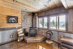 Peaceful Wyoming Cabin w/ Spacious Deck & Wet Bar!