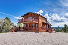 Peaceful Wyoming Cabin w/ Spacious Deck & Wet Bar!