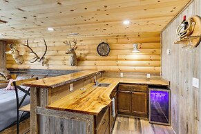 Peaceful Wyoming Cabin w/ Spacious Deck & Wet Bar!