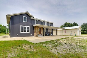 Wfh-friendly Lawrence Escape w/ Lake Access
