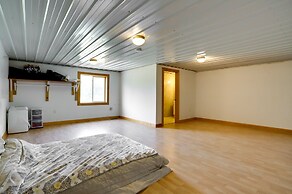 Wfh-friendly Lawrence Escape w/ Lake Access