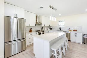 Remodeled Farmhouse on 18 Acres: 8 Mi to Elgin!