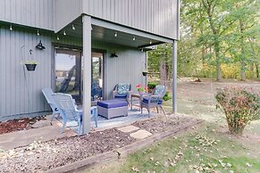 Lakefront Orion Twp. Home w/ Fire Pit & Kayak!