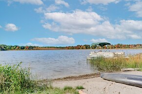 Lakefront Orion Twp. Home w/ Fire Pit & Kayak!