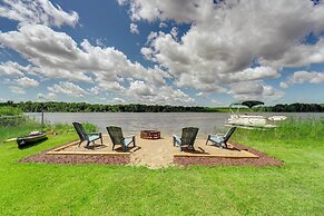 Lakefront Orion Twp. Home w/ Fire Pit & Kayak!