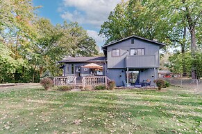 Lakefront Orion Twp. Home w/ Fire Pit & Kayak!
