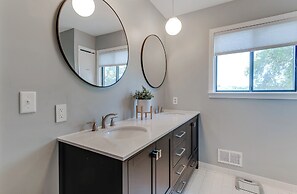 Lakefront Orion Twp. Home w/ Fire Pit & Kayak!