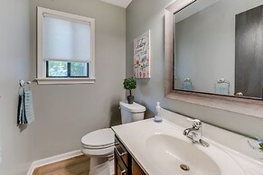 Lakefront Orion Twp. Home w/ Fire Pit & Kayak!