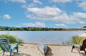 Lakefront Orion Twp. Home w/ Fire Pit & Kayak!