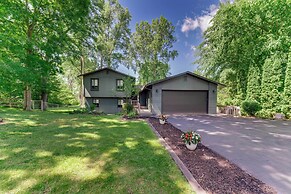 Lakefront Orion Twp. Home w/ Fire Pit & Kayak!