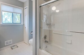 Lakefront Orion Twp. Home w/ Fire Pit & Kayak!