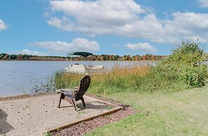 Lakefront Orion Twp. Home w/ Fire Pit & Kayak!