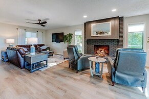 Lakefront Orion Twp. Home w/ Fire Pit & Kayak!