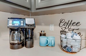 Lakefront Orion Twp. Home w/ Fire Pit & Kayak!