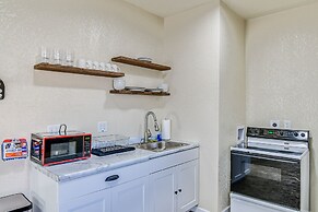 2 Mi to Main St: Newton Guest House