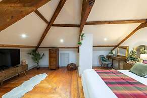 Stunning 3-bed Cottage, Hot Tub, Wi-fi, Parking