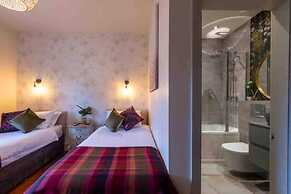 Stunning 3-bed Cottage, Hot Tub, Wi-fi, Parking